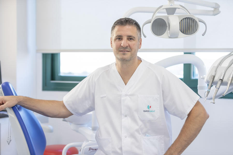 Dr. Antonio González es especialista en Implantes Dentales