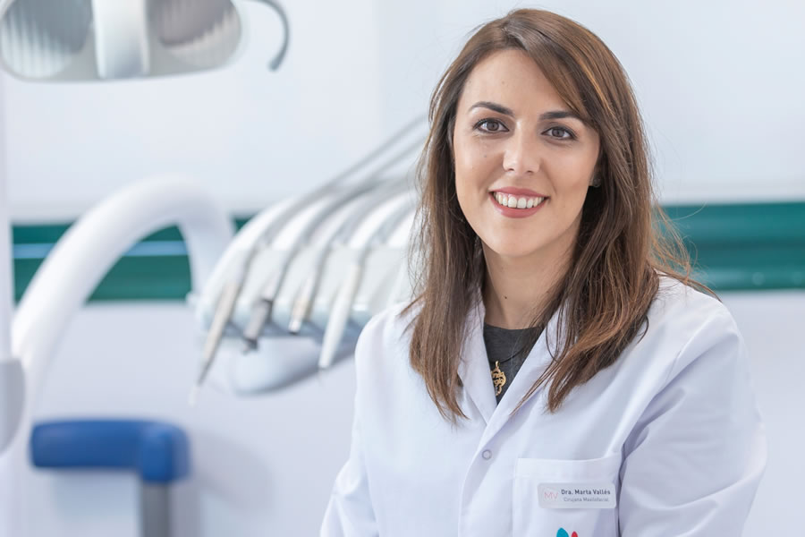 La doctora Marta Vallés es cirujana Oral y Maxilofacial y también dentista en clínica Marta Vallés en Torrevieja.