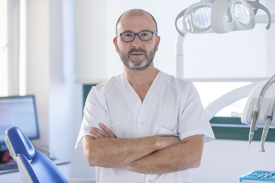 El Dr. César Castillo es especialista en Odontología y Rehabilitación Dental 